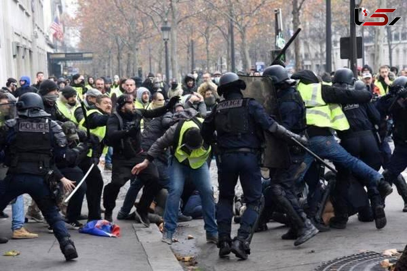 وحشت در پاریس / حمله با تخم مرغ به صورت رئیس جمهور  !+فیلم