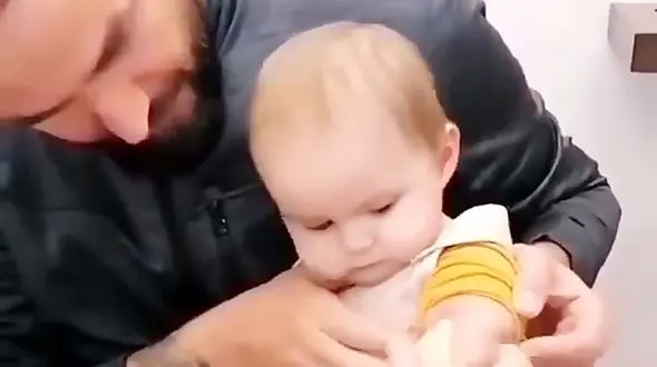 فیلم خنده این کودک دلتان را می لرزاند ! / جهانیان گریه کردند !