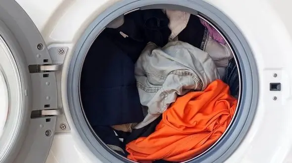 چرا فراموش کردن لباس خیس به لباسشویی آسیب می‌ زند؟