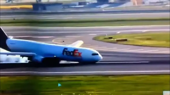 هواپیمای فدرال اکسپرس بدون چرخ فرود آمد