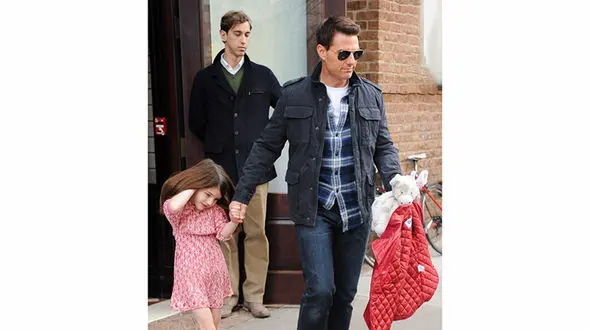 تام کروز بدلیل اعتقادات فرقه‌ای دخترش را نمی‌بیند! / این دختر از زن سومش است + عکس
