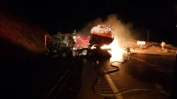 راننده تریلی و پژو در آتـش سوختند / دو کشته و 8 مجروح در تصادف دلخراش جاده کاشان - قم 