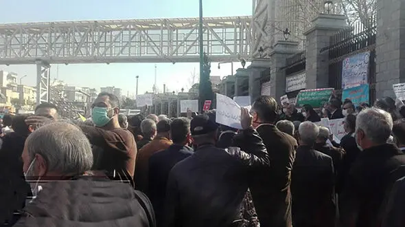 تجمع بازنشستگان مقابل مجلس / خط فقر 9میلیون است، حقوق 3 میلیونی عادلانه نیست
