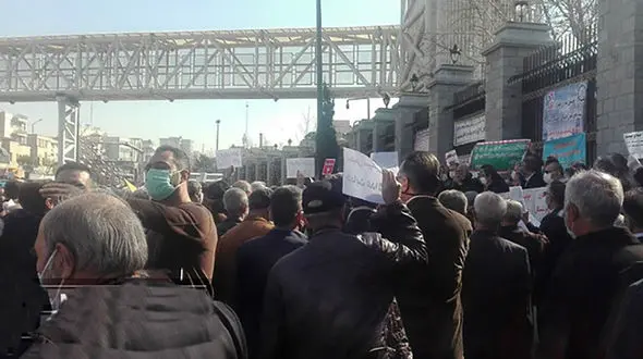 تجمع بازنشستگان مقابل مجلس / خط فقر 9میلیون است، حقوق 3 میلیونی عادلانه نیست