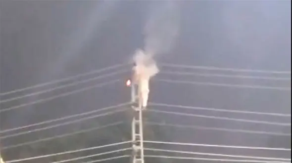 ببینید / حرکت عجیب یک مرد برای خودنمایی که با مرگ همراه شد! + فیلک