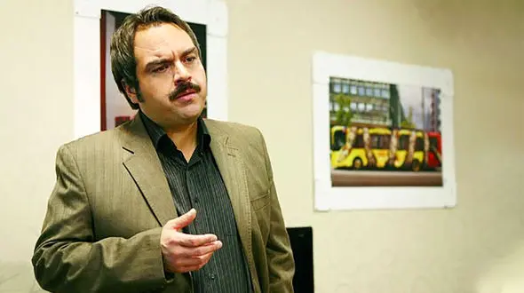 چیدمان خانه شهرام قائدی بازیگر سریال زمانه با ترکیب رنگ‌های گرم و حس آرامش /از کف تا سقف، همه چیز حساب‌شده؛ خانه‌ای به سبک مدرن و اصیل با سلیقه همسر و دخترش + عکس خانوادگی