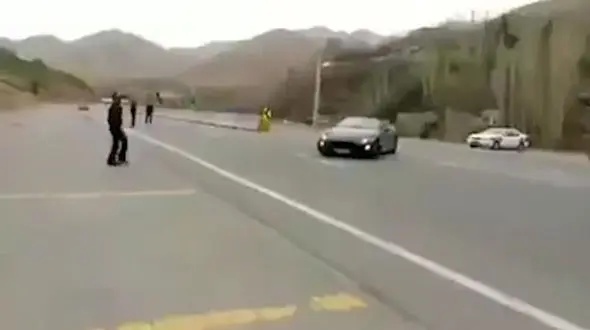 حرکت نمایشی با مازراتی به درخواست افسر پلیس ایرانی ! /ماموران جاده را بستند تا نمایش ببینند! + فیلم دیدنی