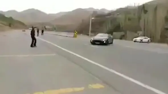 حرکت نمایشی با مازراتی به درخواست افسر پلیس ایرانی ! /ماموران جاده را بستند تا نمایش ببینند! + فیلم دیدنی
