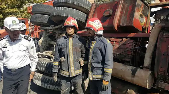 واژگونی کامیون به مرگ راننده منجر شد
