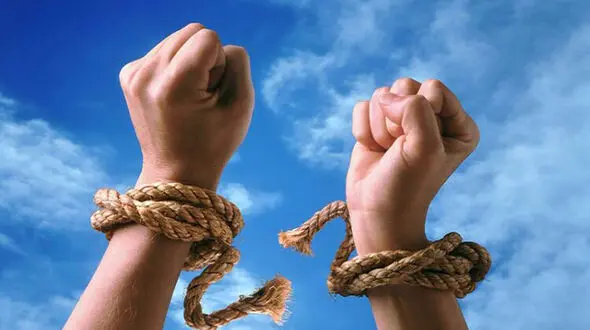 شلیک مرگبار پسر به مادر / قاتل فقط برای یک عکس اسلحه دست گرفت