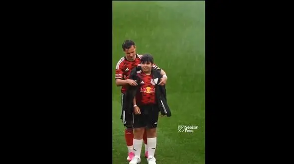 زیباترین حرکت فوتبالیست ها در زیر باران + فیلم