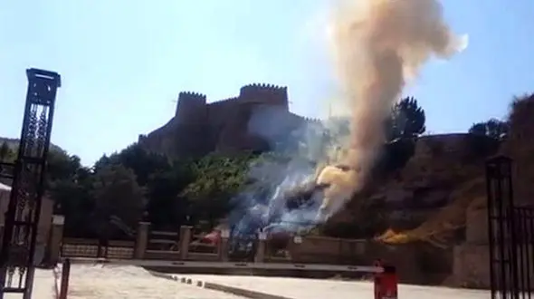 فیلتر سیگار یک گردشگر در حریم قلعه فلک الافلاک فاجعه به بار آورد+ عکس
