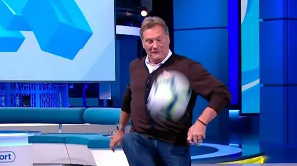 اتفاق هولناک برای مجری معروف تلویزیون هنگام پخش برنامه زنده+عکس
