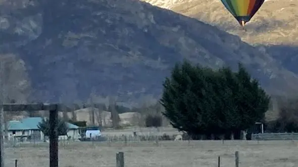 سقوط مرگبار یک بالن روی خانه + فیلم