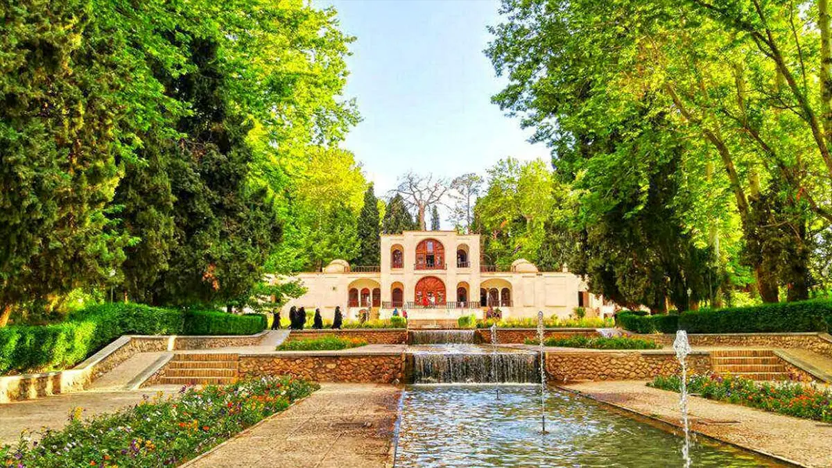 شکوه معماری ایرانی در دل کویر؛ باغ شاهزاده