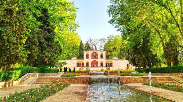 شکوه معماری ایرانی در دل کویر؛ باغ شاهزاده + فیلم 