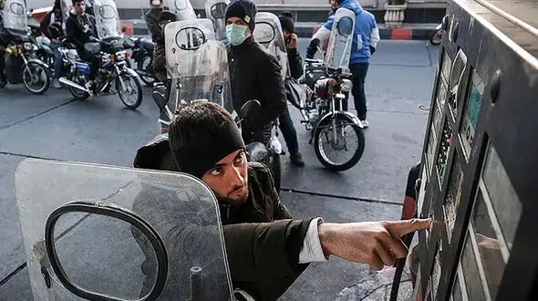 نمایش دستی قیمت بنزین در جایگاه‌ های سوخت!