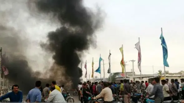  اعتراض شدید  به بی آبی برازجانی ها با بستن جاده !