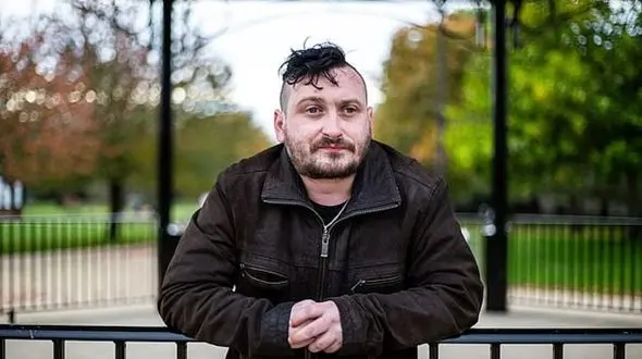 این مرد گردن کلفت هنوز از مادر شکنجه‌گرش وحشت دارد + عکس ها و جزییات تکاندهنده 
