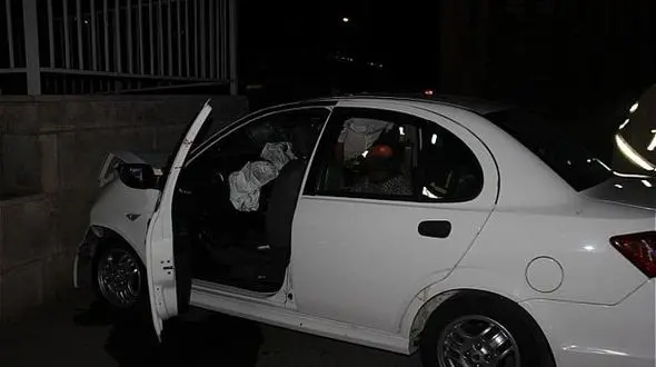 برخورد خودروی سواری با پل هوایی