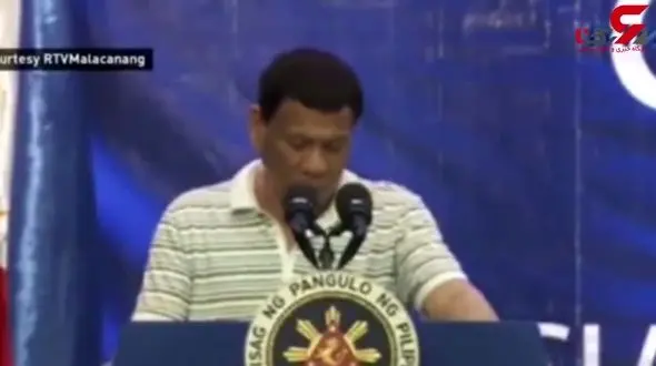فیلم واکنش رئیس جمهور فیلیپین هنگام راه رفتن سوسک روی پیراهن