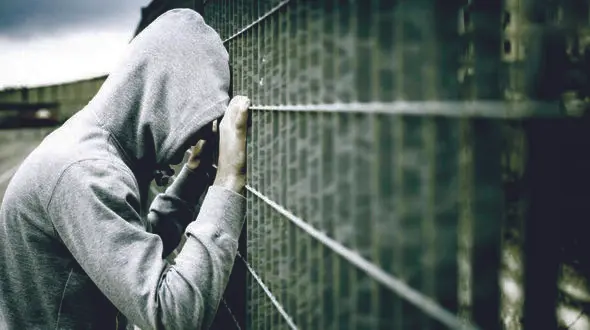 گلوی عروس 18 ساله تهرانی را بریدند / قاتل از اتاق خواب فرار کرد / دو روز گذشته رخ داد