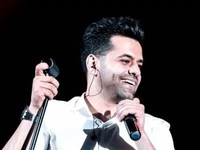 اتفاق بامزه در کنسرت رضا بهرام در تبریز؛ شوخی خنده‌دار آقای خواننده با یکی از حاضران که با خودش تجهیزات فیلمبرداری آورده بود