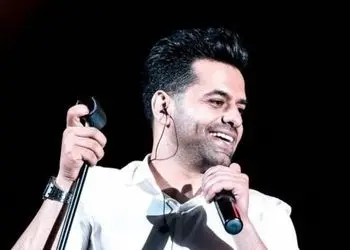 اتفاق بامزه در کنسرت رضا بهرام در تبریز؛ شوخی خنده‌دار آقای خواننده با یکی از حاضران که با خودش تجهیزات فیلمبرداری آورده بود