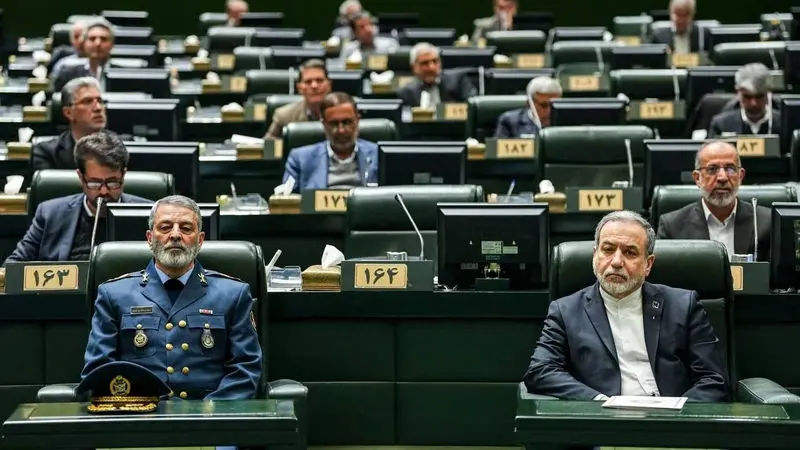 عراقچی و رئیس ستاد کل نیروهای مسلح در جلسه غیر علنی مجلس 