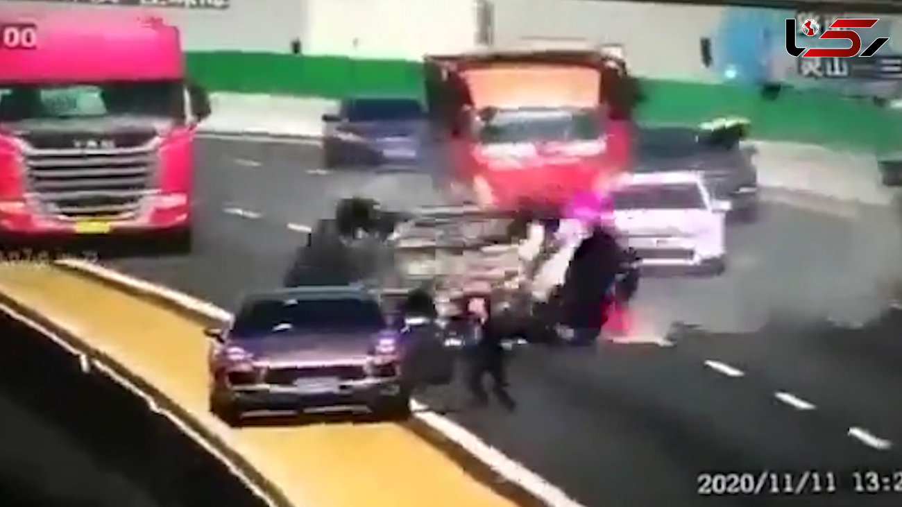 فیلم تصادف وحشتناک روی پل / خودرو به دره سقوط کرد 