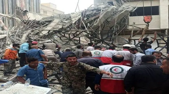 فیلم گفتگو با پدری که فرزندانش زیر آوار ساختمان متروپل آبادان گرفتار شدند