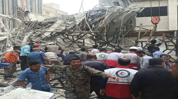 فیلم گفتگو با پدری که فرزندانش زیر آوار ساختمان متروپل آبادان گرفتار شدند