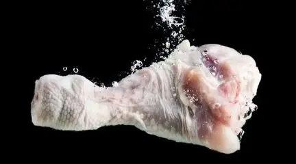 چرا نباید مرغ خام را بشوییم؟ حقایق مهمی که باید بدانید