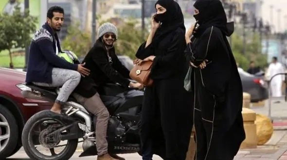 نصب اپلیکیشن مقابله با تعرض، روی موبایل زنان 