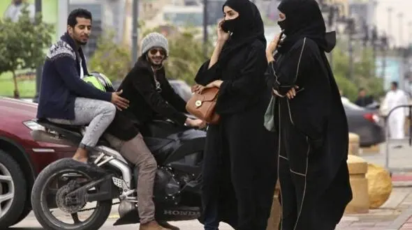 نصب اپلیکیشن مقابله با تعرض، روی موبایل زنان 
