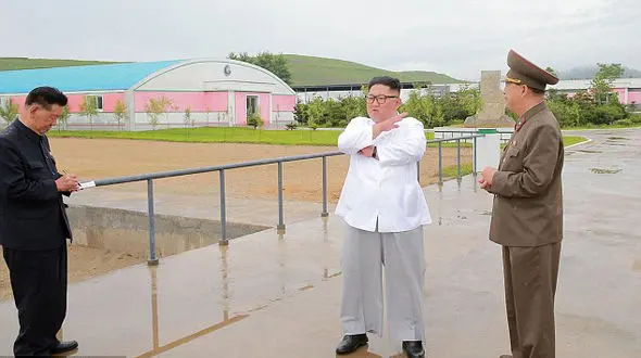 شلوار عجیب کیم جونگ اون سوژه رسانه‌ها شد + عکس ها