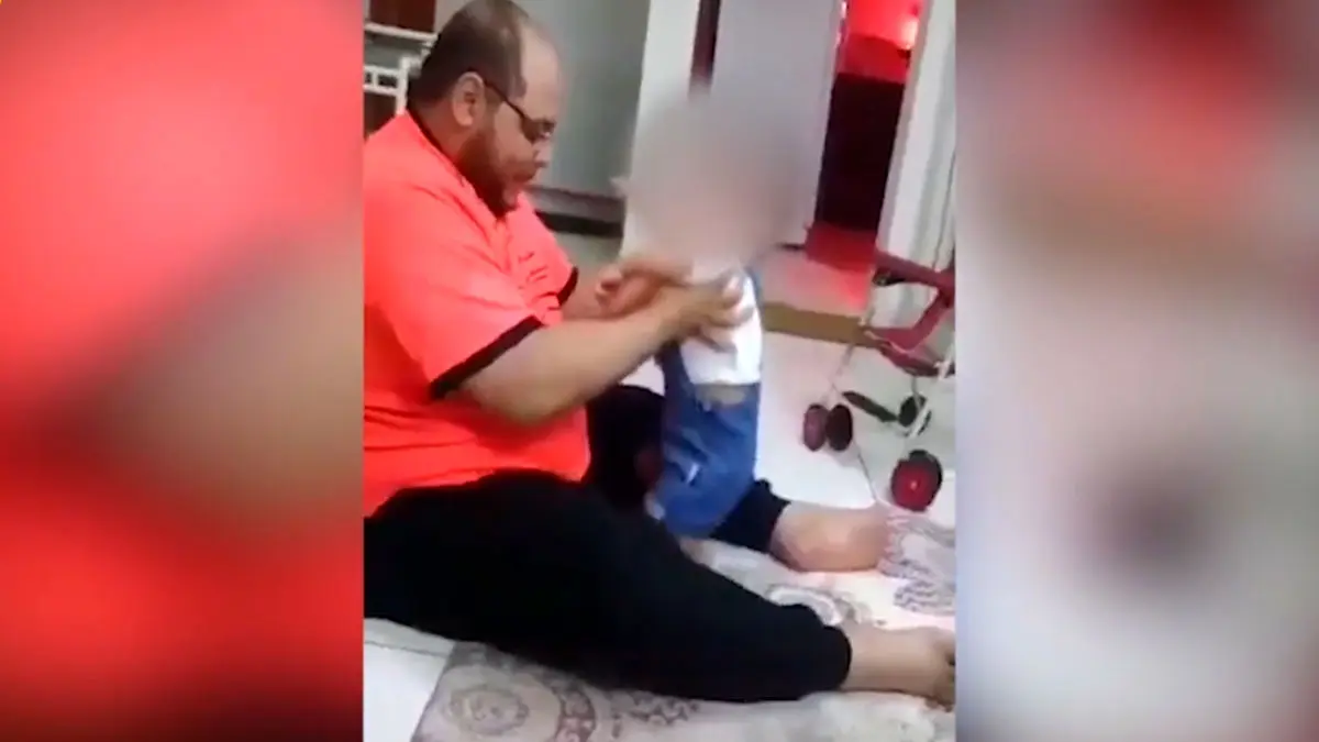 لحظه رفتار شرم آور مرد عرب با دختر بچه 2 ساله / دلتان کباب می شود