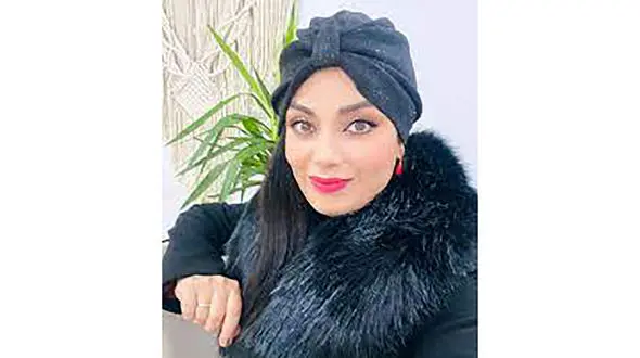 عکس ساده صبا راد کنار گلدان