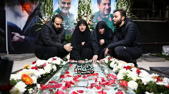 فیلم لحظه دیدار ۴ فرزند سردار سلیمانی با پدر در گلزار شهدای کرمان
