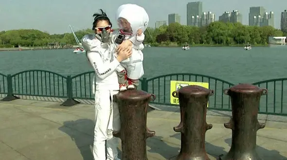 اختراع پدر برای در امان بودن پسرش از ویروس کرونا + فیلم دیدنی