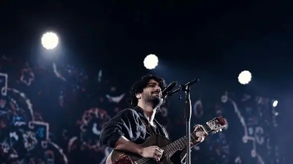 نگاهی به استایل منحصر به فرد عرفان طهماسبی در سری اول کنسرت هایش در تهران/ خیلی ساده ولی شیک و زیبا+عکس