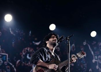 نگاهی به استایل منحصر به فرد عرفان طهماسبی در سری اول کنسرت هایش در تهران/ خیلی ساده ولی شیک و زیبا+عکس