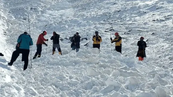 فیلم / بهمن 10 متری جان دو کوهنورد را تهدید می کند / عملیات نجات ادامه دارد