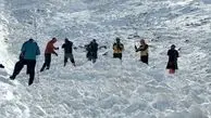 فیلم / بهمن 10 متری جان دو کوهنورد را تهدید می کند / عملیات نجات ادامه دارد