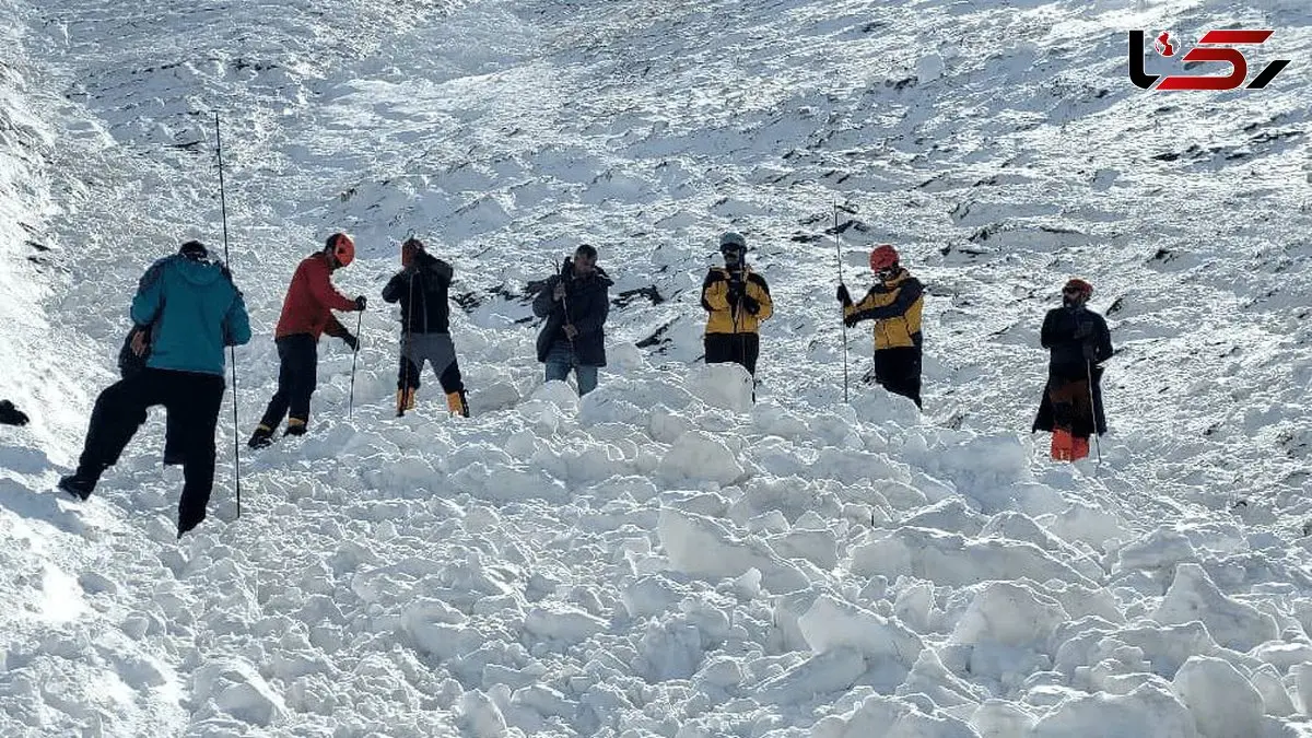 فیلم / بهمن 10 متری جان دو کوهنورد را تهدید می کند / عملیات نجات ادامه دارد