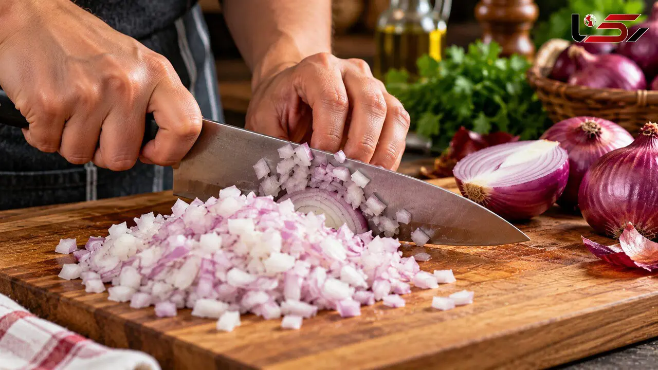 چطور بوی پیاز را از دست مان ببریم؟ 7 ترفند ساده و خانگی