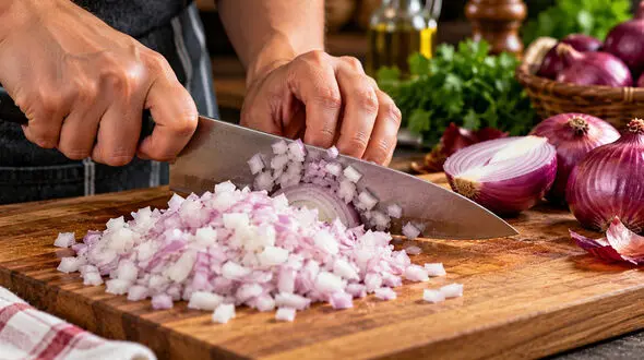 چطور بوی پیاز را از دست مان ببریم؟ 7 ترفند ساده و خانگی