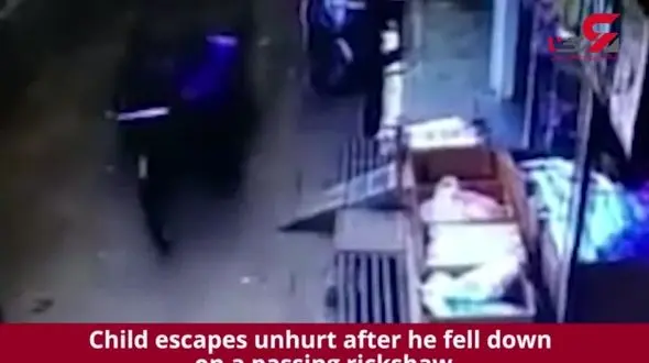 زنده ماندن معجزه آسای یک کودک از مرگ / سقوط از ساختمان+فیلم