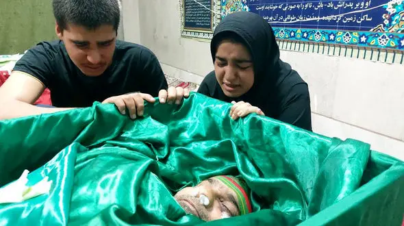 فیلم تلخ از آخرین وداع دختر و پسر شهید شهرکی با پیکر پدر و مادرشان در زابل + عکس و جزییات