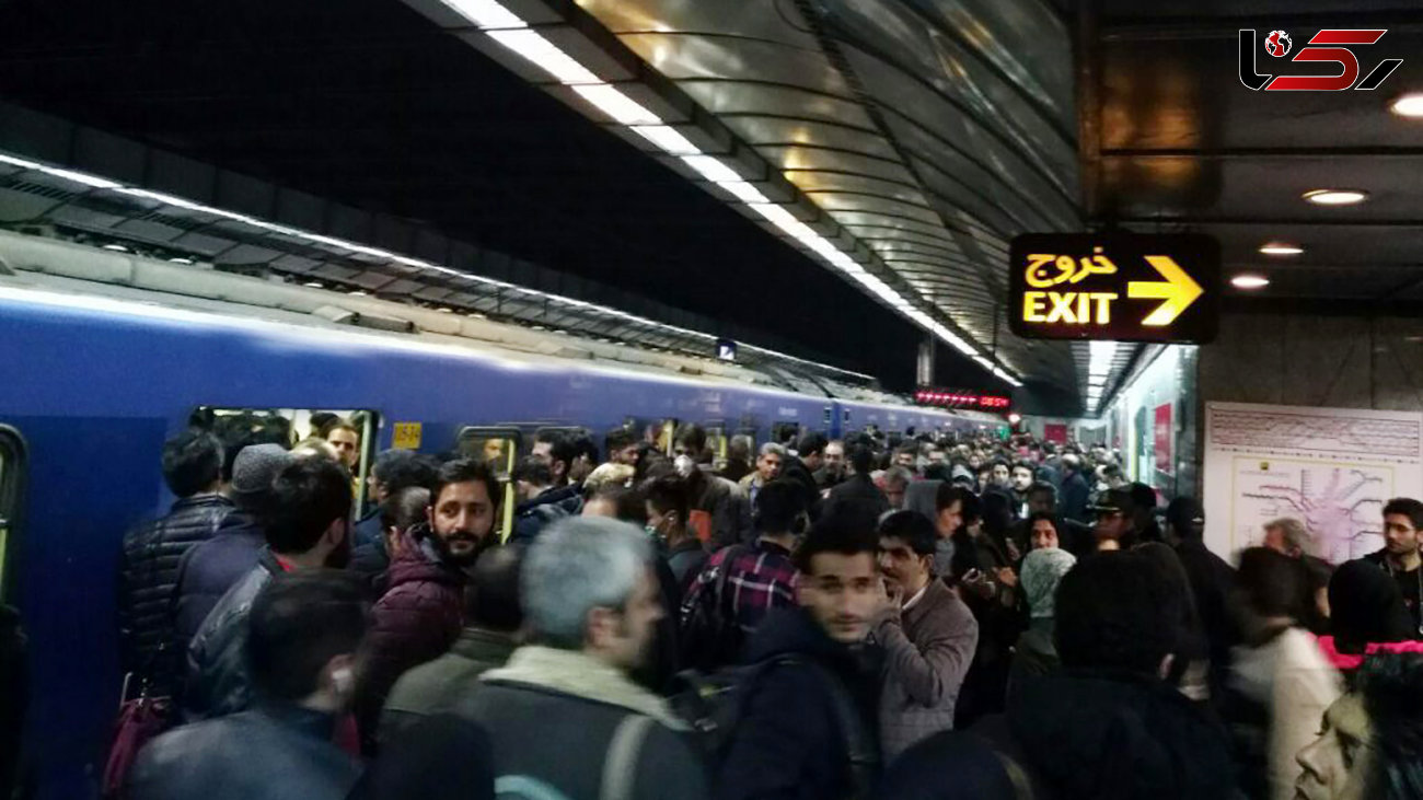 ازدحام برای رسیدن به آخرین قطار متروی تهران